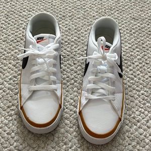 Nike comfort insole sneakers. WORN 1x. Outlet purchase. size 7.5mens/ (40.5)